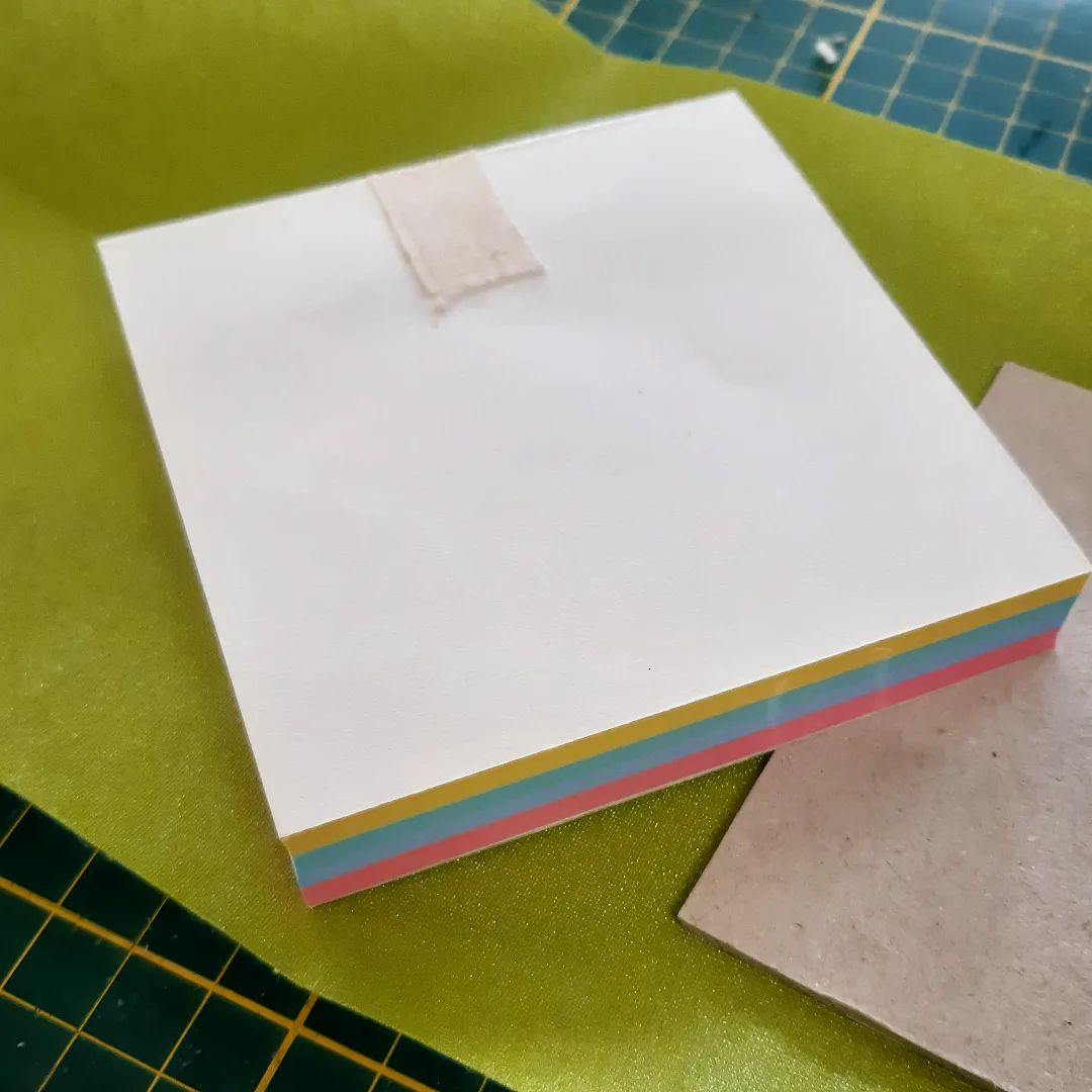 Remember this rainbow textblock? I think I've found the most fabulous book cloth for its cover, it even sparkles.

[Image description: an uncovered textblock with four colours of paper pages, lying on a bright lime green with glitter effect book cloth.]

#Colourful #OneOff #RainbowBook