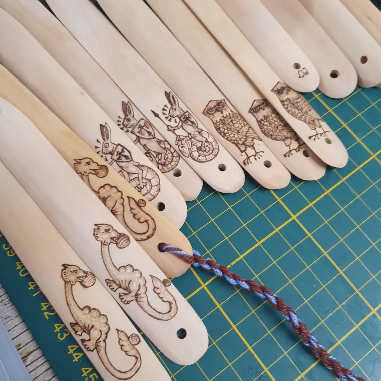Did you miss out on a custom bonefolder at the Society of Bookbinders conference? I've just opened a very limited nr of slots on my website for custom orders. Available now on Anachronalia.co.uk 

[Image description: a selection of pyrography bonefolders in the process of being made.]